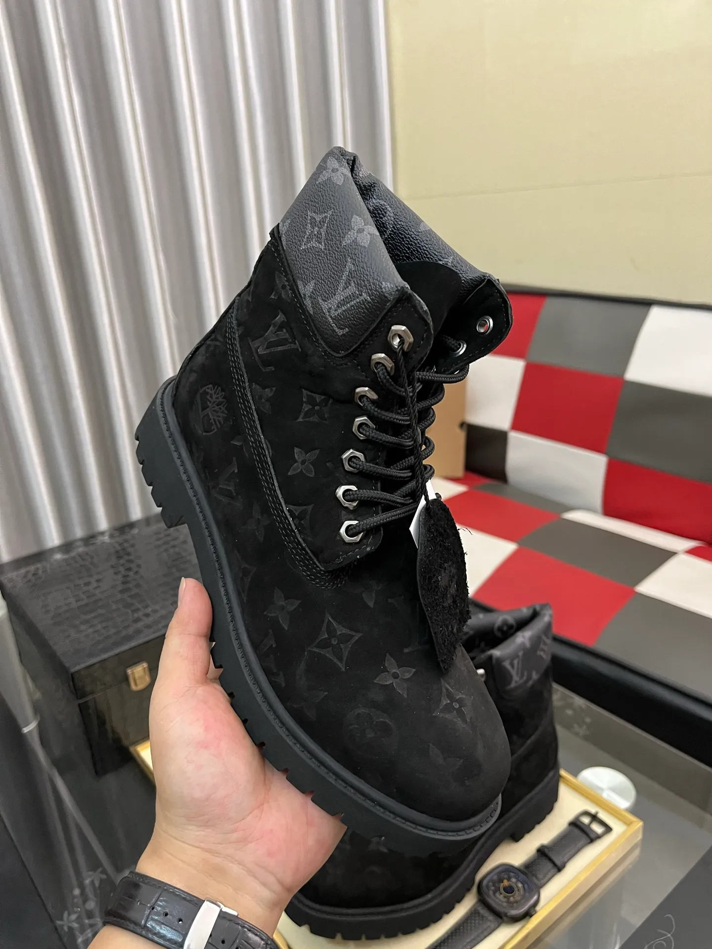 Ex-factory price: 458⌚️⌚️LV x Timberland Timberland joint model Presbyopia Embossed Rhubarb Boots Ankle Boots Short Boots LV x Timberland ankle boots are made of Monogram embossed waterproof nubuck cow leather, relying on the brand's exquisite craftsmanship to carefully reshape the classic Timberland 6-inch boot shape in Italy, with an eye-catching American workwear style. Created by Pharrell Williams 2025 autumn and winter menswear show. Monogram embossed tongue, original Timberland laces and outsole are exquisite details, and the leather label expresses the cooperation logo. Exquisite packaging at the delivery counter🛍📦 ▪️Material: Original customized imported first-layer cowhide ▪️Inner lining: Original customized leather lining/mesh lining ▪️Outsole: Original molded rubber material ▪️Sole thickness: 3.5CM ▪️Size: 38-44